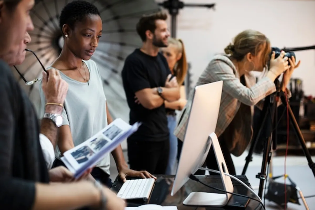 Person prüft am Laptop Quellen und Belege zu einem Beitrag