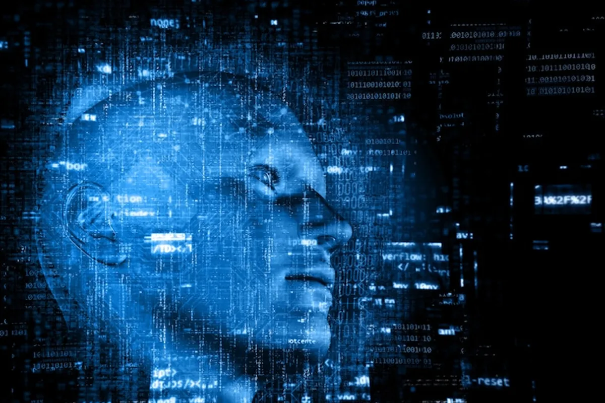 Person prüft am Laptop einen automatisch erstellten Textentwurf
